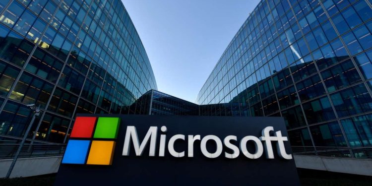 Azure depășește venituri anuale de 100 de miliarde de dolari