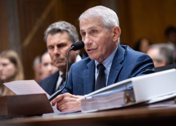 Fauci invocă de 15 ori al Cincilea Amendament