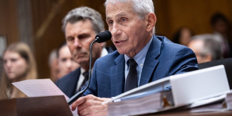 Fauci invocă de 15 ori al Cincilea Amendament
