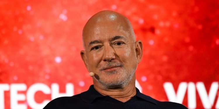 Un consorțiu cu Jeff Bezos cumpără o parte din Liverpool