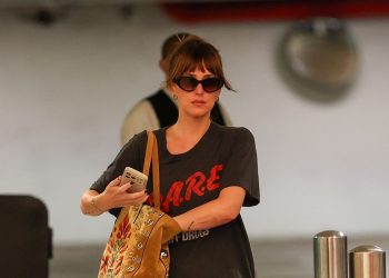Dakota Johnson apare pe noua piesă a lui Role Model