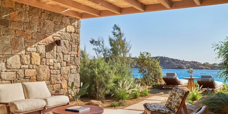 Hotelul Fouquet’s Mykonos mizează pe liniște lângă Paraga