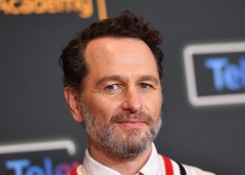 Matthew Rhys arată că barba și părul pot contrasta