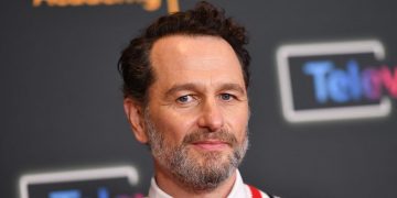 Matthew Rhys arată că barba și părul pot contrasta
