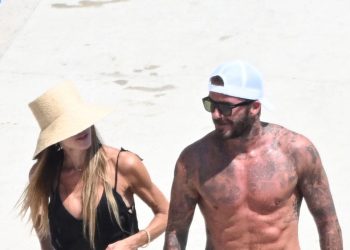 Victoria Beckham transformă pălăria de soare în piesă centrală