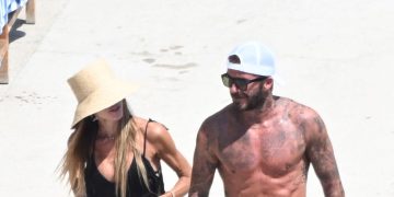 Victoria Beckham transformă pălăria de soare în piesă centrală